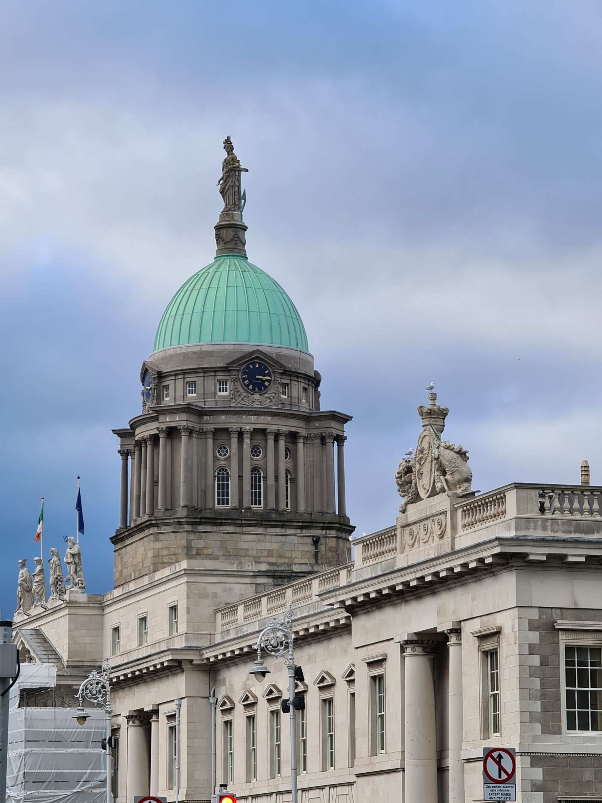 The dome of the Four Courts on Inns Quay, Dublin, under an overcast sky.